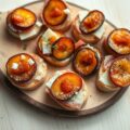 Crostini met ham en pruimen