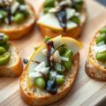 Crostini met tuinbonen, peer en pecorino