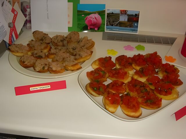 Crostini of bruschetta met tomaat- en tonijnsalade