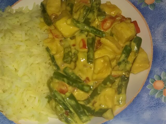 Curry met kipfilet, sperziebonen en paprika