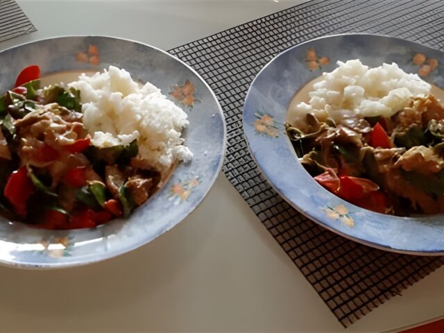 Curry met pulled chicken, peultjes en paprika