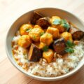 Currykip met aubergine notenrijst