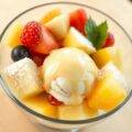 Dessert van gemengd fruit en vanilleroomijs