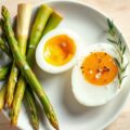 Duo van asperges en zachtgekookt ei met marjolein