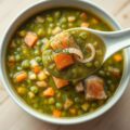 Erwtensoep met gerookte zalm