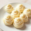 Feestelijke roosjes van knolselderijpuree gespoten