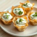 Fillodeeghapjes met kruidenmousse.