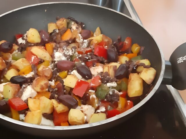 Frans boerenpannetje met gehakt aardappel en paprika vakantiegerecht