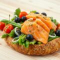 Franse boule met warm gerookte zalm