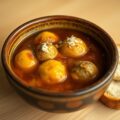 Franse uiensoep met kaas-gehaktballetjes