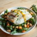 Frisse salade van gebakken rog, pijnboompitjes, korstjes en curryvinaigrette