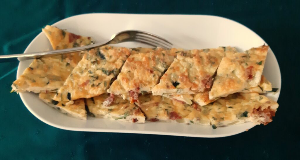 Tortillahapjes met courgette en gedroogde tomaatjes