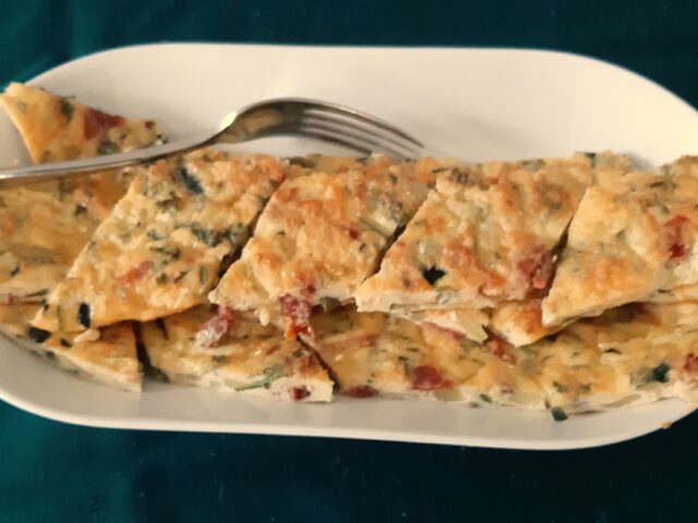 Tortillahapjes met courgette en gedroogde tomaatjes