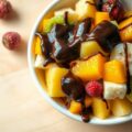 Fruit­sa­la­de met cho­co­la­de­saus