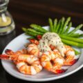 Gamba’s met groene asperges en pepersaus