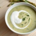 Gazpacho van groene en witte asperges met melkschuim