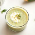 Gazpacho van komkommer met een espuma van geitenka