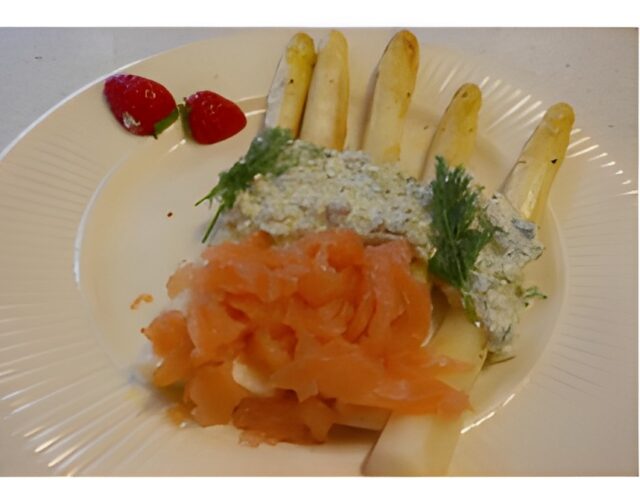 Gebakken Asperges met dille-kappertjessaus en gerookte zalm
