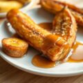 Gebakken bananen met een sausje van bananenlikeur