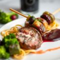 Gebakken lamsfilet met groentespiesjes en een saus van cassisbessen