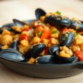 Gebakken mosselen met bier en paprika