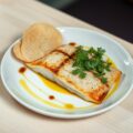 Gebakken pietermanfilet met luchtig parmesankoekje en kruidensla