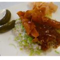 Gebakken rijst en omeletjes in pittige ketjapsaus.