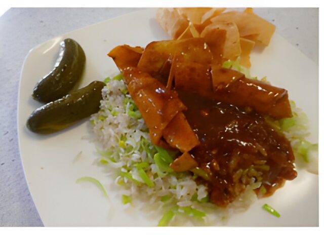 Gebakken rijst en omeletjes in pittige ketjapsaus.