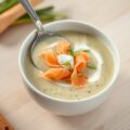 Gebonden koude preisoep met gerookte zalm (Creme de poireaux froide)