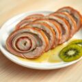 Gefarceerd kalfsgebraad met ham op kiwisaus