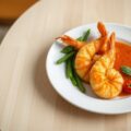 Gefrituurde gamba’s met een sausje van passievruc