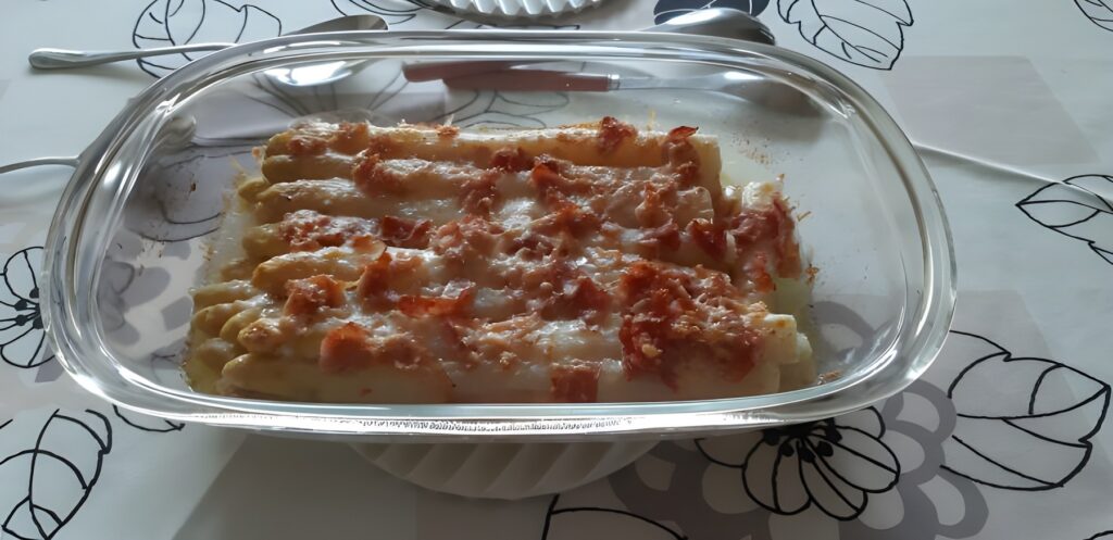 Gegratineerde asperges met beenham en Parmezaanse kaas