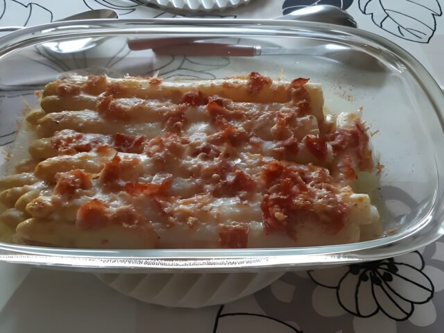 Gegratineerde asperges met beenham en Parmezaanse kaas