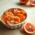 Gegratineerde partjes van roze pompelmoes