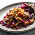 Gegratineerde rundvleesschotel met rode kool.