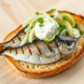 Gegrilde bakharing op een roggetoast met appel, venkel en zure room
