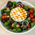 Gegrilde geitenkaas met honingdressing