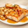 Gegrilde honing-appeltjes met zalmfilet en roze peperbolletjes