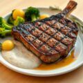 Gegrilde kalfsentrecote met peper-roomsaus