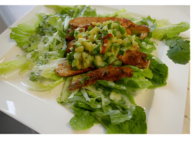 Gegrilde kipsalade met pittige mangosalsa en frisse yoghurtdressing.