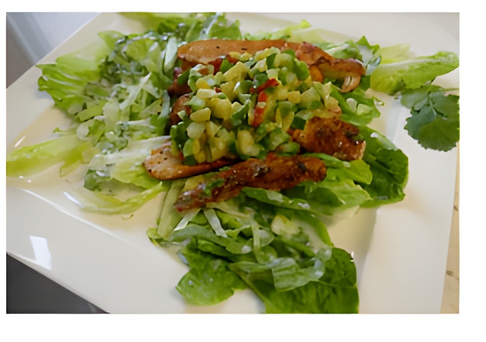 Gegrilde kipsalade met pittige mangosalsa en frisse yoghurtdressing.