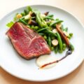 Gegrilde tonijn met een salade van groene groenten