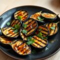 Gegrillde aubergine met Gembersaus