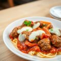 Gehaktballetjes in tomatensaus met paprika en mozz
