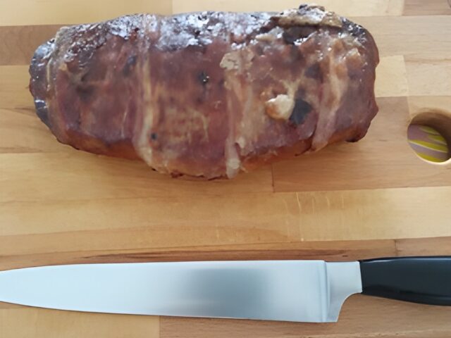 Gehaktbrood gevuld met kruidenmonchou