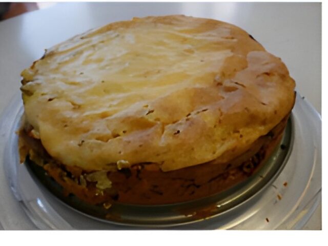 Gehaktcake uit de springvorm met heerlijk beslag afgedekt.t.