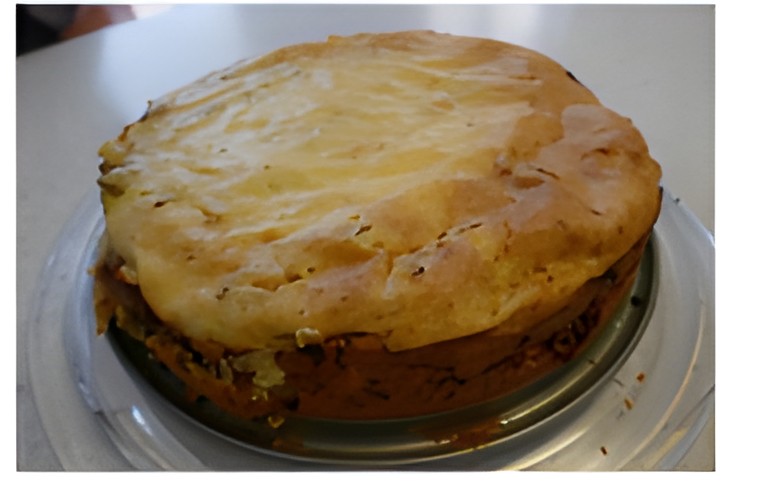 Gehaktcake uit de springvorm met heerlijk beslag afgedekt.t.