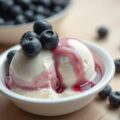 Geitenyoghurtijs met bosbessen