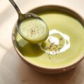 Gekoelde courgettesoep met knoflook en fijne kruiden