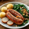 Gekruide varkensworst met aardappelquenelles en ro